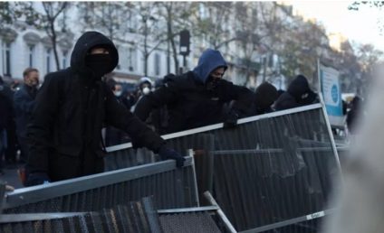 Franța: Violenţe în timpul protestelor faţă de proiectul de lege prin care se interzice filmarea forțelor de ordine în timpul intervențiilor și difuzarea imaginilor în anumite condiții