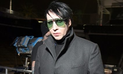 Cântărețul Marilyn Manson, acuzat de mai multe femei de abuzuri; artistul, abandonat de casa sa de discuri
