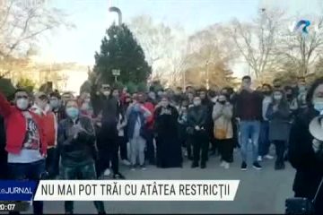 Sute de constănțeni au protestat duminică seară la Prefectură față de restricțiile impuse de autorități. Protest și la Cluj-Napoca față de închiderea sălilor de 