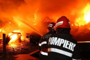 Mureş: Pompierii au stins incendiul de la fabrica de mobilă din Reghin.Trei hale au fost distruse complet