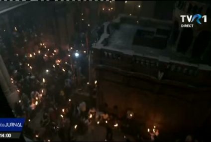 S-a aprins Lumina Sfântă la Ierusalim! Biserica Sfântului Mormânt a fost plină de credincioși. Lumina Sfântă va ajunge în România în jurul orei 19.00