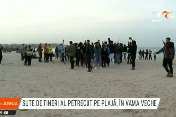 Sute de tineri au petrecut pe plajă în Vama Veche. Poliția a intervenit de mai multe ori