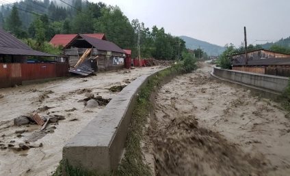 Prăpăd după furtuni violente. Sute de case și gospodării inundate, drumuri distruse de viituri și mașini avariate în Bacău, Harghita și Galați