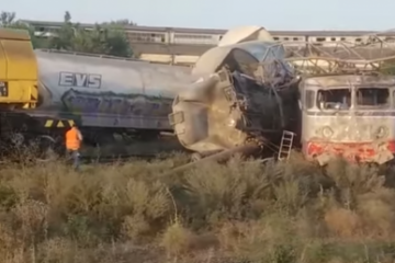Două trenuri private de marfă s-au tamponat la Fetești. Mecanicul care a provocat accidentul era băut. A fost reținut pentru 24 de ore