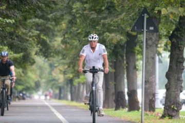 Preşedintele Iohannis, pe bicicletă către Palatul Cotroceni. “E important să facem mişcare, fie că alegem bicicleta sau mersul pe jos. E sănătos şi, în plus, reducem poluarea!”