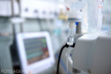 Medicii de la Spitalul “Parhon” din Iași se luptă să salveze un pacient transplantat care nu crede în existența COVID-19