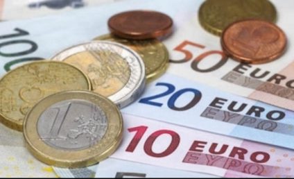 Euro a atins vineri un nou maxim istoric în raport cu leul. Cursul afişat de BNR: 4,9338 lei/euro