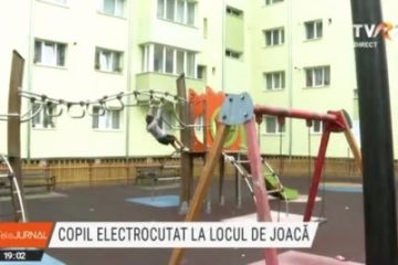 Un băiețel s-a electrocutat la locul de joacă după ce a atins un stâlp de iluminat