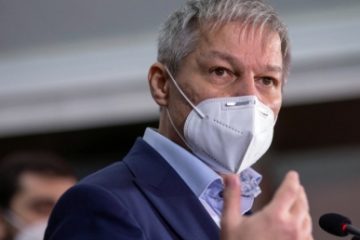 Dacian Cioloş, după demisia miniştrilor USR PLUS: Nu mimăm democraţia, apărăm cu orice preţ ţara de hoţie