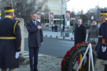 Preşedintele Iohannis a depus o coroană de flori la Troiţa din Piaţa Universităţii