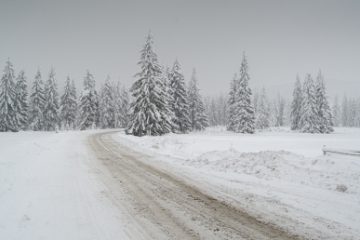 Circulaţie îngreunată din cauza ninsorii, pe mai multe drumuri naţionale