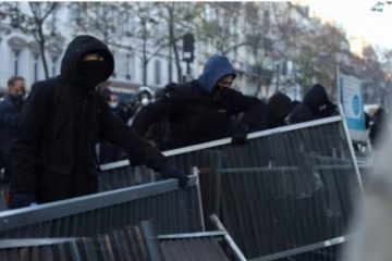 Franța: Violenţe în timpul protestelor faţă de proiectul de lege prin care se interzice filmarea forțelor de ordine în timpul intervențiilor și difuzarea imaginilor în anumite condiții