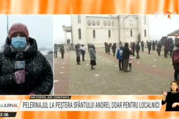 Încălcări ale regulilor anti-Covid la ceremonia de la Peştera Sfântului Apostol Andrei din Constanța. Preoții de pe scena amenajată în are liber nu poartă măști de protecție