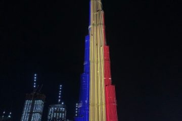 Cea mai înaltă clădire din lume, Burj Khalifa din Dubai, iluminată în culorile drapelului Romaniei