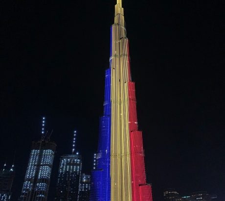 cea-mai-inalta-cladire-din-lume,-burj-khalifa-din-dubai,-iluminata-in-culorile-drapelului-romaniei