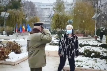 Învârtita ca la Brăila. Prefectul județului s-a încurcat în timp ce saluta Garda de Onoare la ceremonia de 1 Decembrie