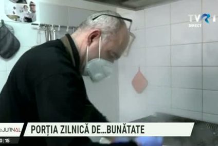 Porția de bunătate. Voluntarii au gătit bucate tradiționale pentru bătrânii nevoiași și pentru oamenii străzii