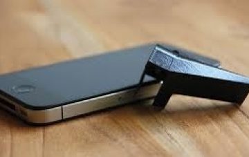 Consumatorii europeni acuză Apple că ar încetini deliberat performanţele unor modele mai vechi de iPhone