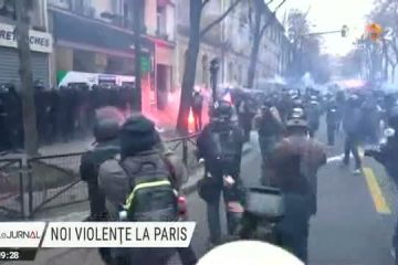 Gaze lacrimogene și arestări la proteste, în Paris. Geamuri sparte și mașini incendiate