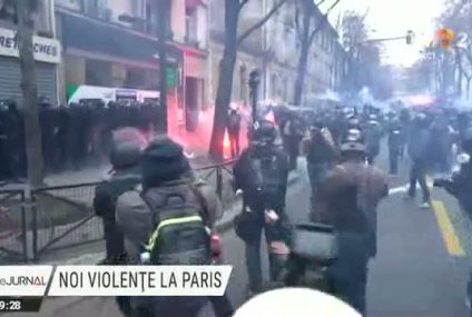 Gaze lacrimogene și arestări la proteste, în Paris. Geamuri sparte și mașini incendiate