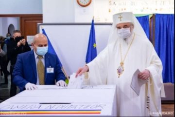 Patriarhul Daniel a votat pentru alegerile parlamentare la Școala „Ienăchiţă Văcărescu” din Capitală
