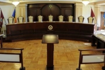 CCR dezbate sesizarea Guvernului privind acordarea unui stimulent de risc personalului din învăţământ în contextul pandemiei