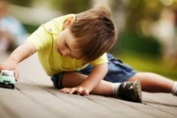 Amendă de 1000 de lei de la CNCD pentru o învăţătoare care a avut un ‘comportament ostil’ faţă de un elev cu autism