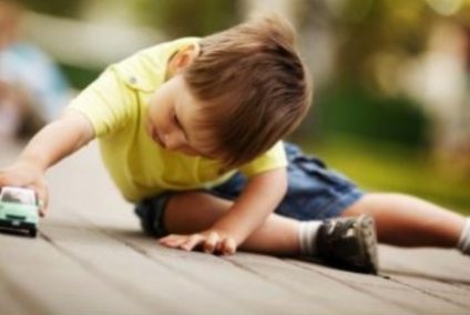 Amendă de 1000 de lei de la CNCD pentru o învăţătoare care a avut un ‘comportament ostil’ faţă de un elev cu autism