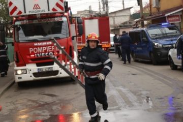 Incendiu într-un bloc din centrul Ploieștiului. Focul a pornit de la niște lumânări aprinse