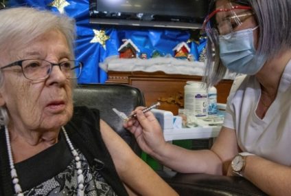 A început campania de vaccinare în Canada. O infirmieră și o octogenară, primele vaccinate