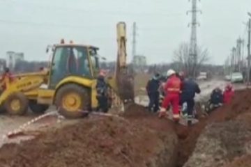 Iaşi: Doi bărbaţi au fost  prinşi sub un mal de pământ. Unul a murit şi celălalt a fost grav rănit