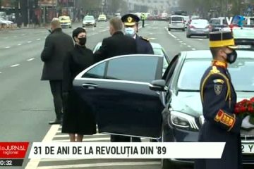 Preşedintele Klaus Iohannis a depus o coroană de flori în memoria victimelor Revoluţiei din 1989, în Piața Universității