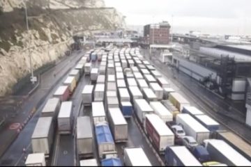 Români blocați în zona portului Dover, după ce Franța a închis frontiera cu Marea Britanie. Anunțul MAE