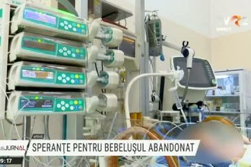 Speranțe pentru bebelușul abandonat în scara unui bloc din Capitală după naștere. Zece persoane s-au interesat de soarta lui