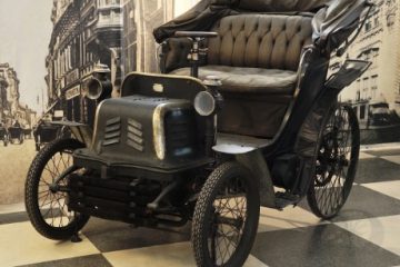 Cu “amestecător” și felinare cu petrol. Primul vehicul înmatriculat în București, expus în holul central al Muzeului Național de Istorie a României
