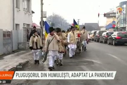 Au pornit Plugușorul la Humulești. Ceata s-a mai împuținat, iar urătura a fost adaptată la pandemie