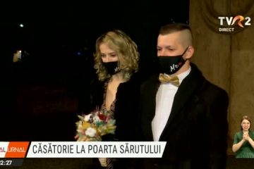 S-au căsătorit în ajun de An Nou, la Poarta Sărutului. Mirii au venit singuri să se cunune – fără părinți, fără invitați, fără fotografi