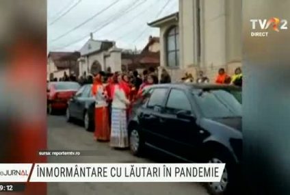 Înmormântare cu lăutari și grătare pe trotuar, la Constanţa. Peste 100 de persoane fără mască de protecție în cortegiul funerar