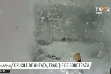 Boboteaza, întâmpinată cu cruci din gheață. La Răucești, Neamț, gheața a fost adusă din iazul unei mănăstiri