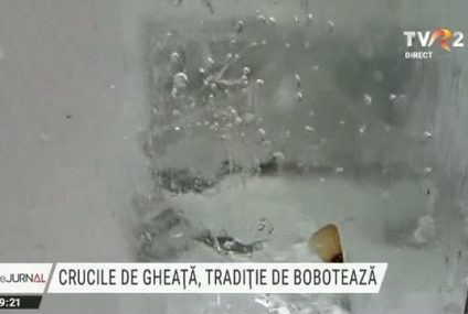 Boboteaza, întâmpinată cu cruci din gheață. La Răucești, Neamț, gheața a fost adusă din iazul unei mănăstiri