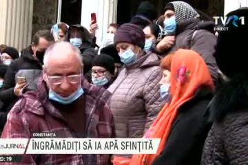 S-au îngrămădit să ia apă sfințită cu o zi înainte de Bobotează. Zeci de mii de sticle pregătite pentru credincioși. ÎPS Teodosie a căzut în timpul ceremoniei