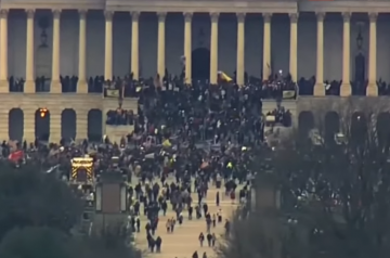 Haos în Washington DC. Susținători ai lui Donald Trump au dat buzna în Capitoliu. Forțele de ordine au păzit cu arma căile de acces din clădirea Congresului. O persoană a murit
