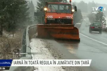 Se circulă în condiţii de iarnă pe toate drumurile naţionale. Polițiștii le recomandă șoferilor prudență