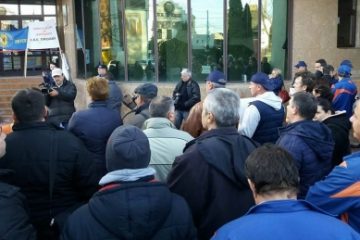 Sindicalişti din poliţie, administraţie publică, asistenţă socială şi penitenciare participă, astăzi, la un miting în faţa Ministerului Muncii