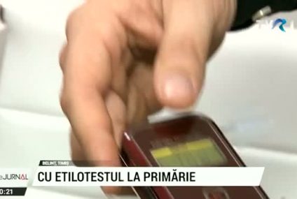 Un primar testează angajații cu etilotestul