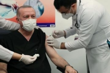 Preşedintele Turciei, Recep Tayyip Erdogan a fost vaccinat anti COVID-19, în direct la televiziune, cu vaccinul chinezesc