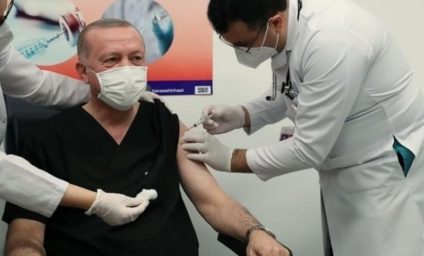 Preşedintele Turciei, Recep Tayyip Erdogan a fost vaccinat anti COVID-19, în direct la televiziune, cu vaccinul chinezesc