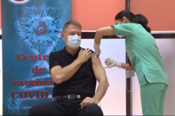 Președintele Klaus Iohannis s-a vaccinat: ”Este o procedură simplă. Recomand tuturor vaccinarea”. TVR 1 a transmis momentul în direct