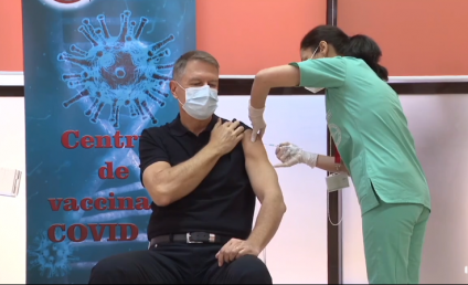 Președintele Klaus Iohannis s-a vaccinat: ”Este o procedură simplă. Recomand tuturor vaccinarea”. TVR 1 a transmis momentul în direct