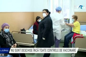 Sunt puține centre de vaccinare deschise în țară. Oamenii au fost nevoiți să aștepte în ger imunizarea